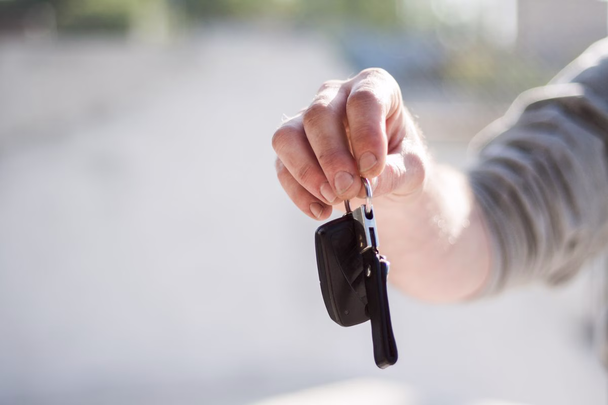 Entrega de llaves de un coche de alquiler